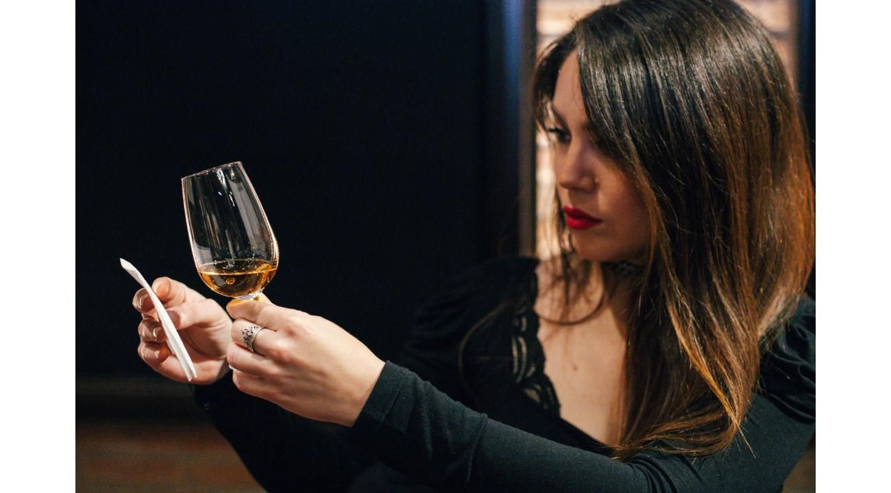 “El primer sorbo: cómo empezar a tomar whisky (y no rendirse en el intento)”