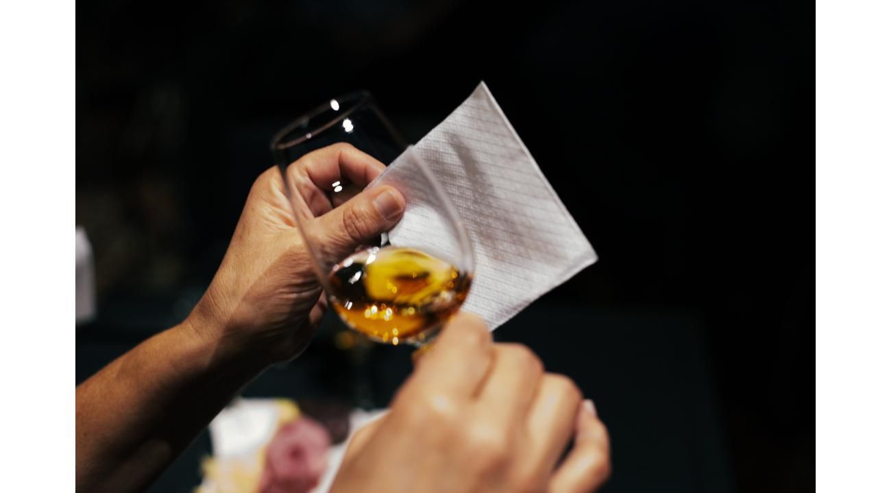 “El primer sorbo: cómo empezar a tomar whisky (y no rendirse en el intento)”