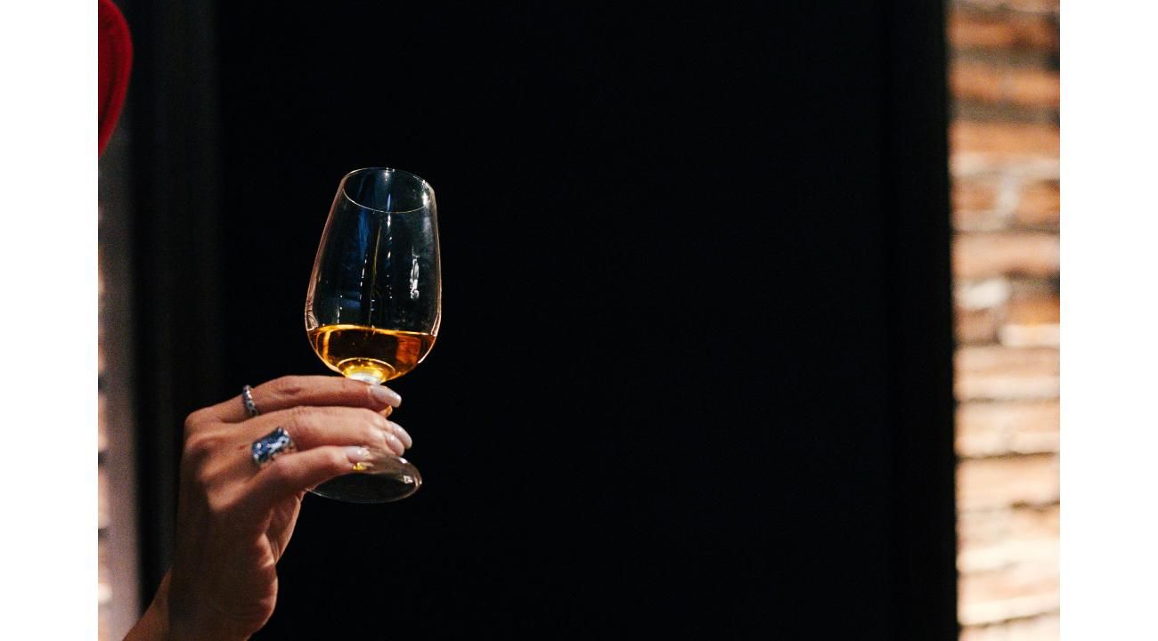“El primer sorbo: cómo empezar a tomar whisky (y no rendirse en el intento)”