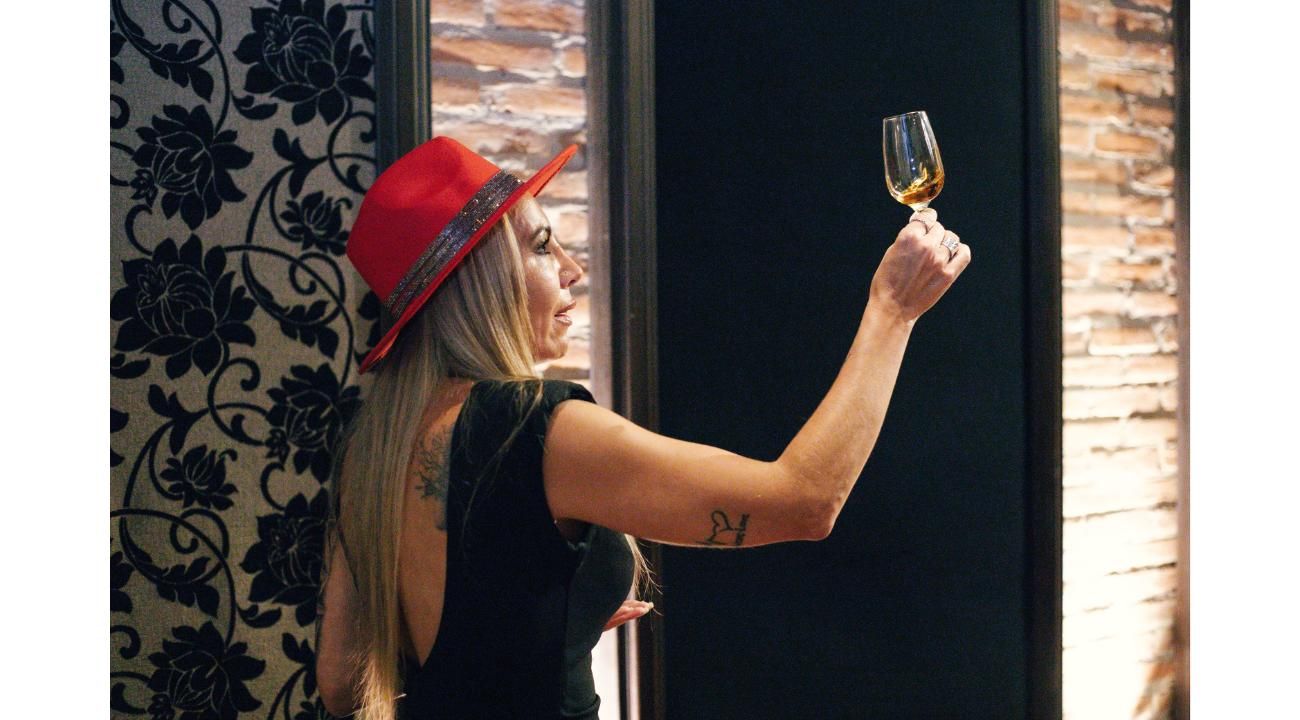 “El primer sorbo: cómo empezar a tomar whisky (y no rendirse en el intento)”