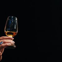 “El primer sorbo: cómo empezar a tomar whisky (y no rendirse en el intento)”