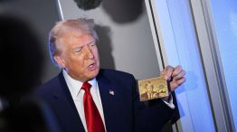 Donald Trump, muestra un modelo de su visa para millonarios20250612 