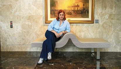 Escritora bestseller mundial, lidera el género de la comedia romántica. Narrar el placer femenino, llegar a Netflix y el balance de los 40. 