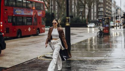 Elegante, versátil y atemporal: el jean blanco conquista el otoño-invierno y se convierte en un nuevo básico de media y baja temperatura.