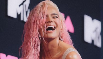 Si bien hoy en día es una de las artistas latinas más influyentes, la artista consolidó su camino con mucho trabajo y acompañada por su familia.