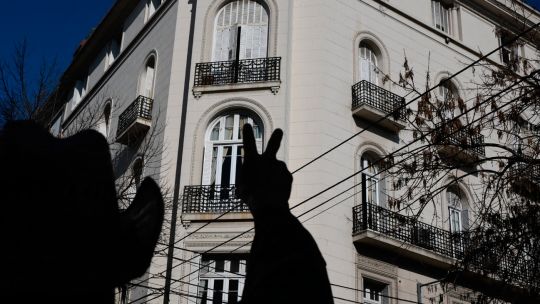 cfk fan peronist v sign