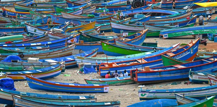 Barcos pesqueros a la orilla del mar Arábigo en Thiruvananthapuram, Kerala, India.