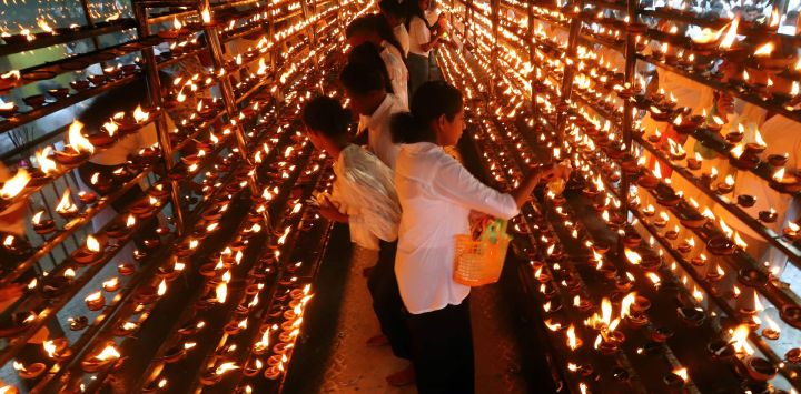 Imagen de devotos budistas participando en un ritual religioso en el Día de Poson Poya en un templo, en Kelaniya, Sri Lanka. El Día de Poson Poya celebra la llegada del budismo a Sri Lanka.