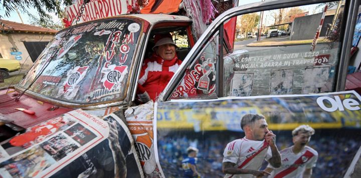 Miguel Aguirre, de 70 años, hincha de River Plate conocido como "El Tucu", sonríe desde el interior de su Ford Falcon 1981 personalizado en Lanús, provincia de Buenos Aires.