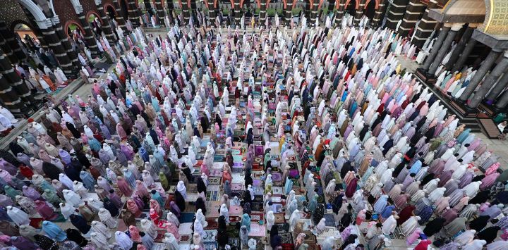 Personas ofrecen oraciones de Eid al-Adha en la mezquita Dian Al-Mahri, en Depok, en Java Occidental, Indonesia.