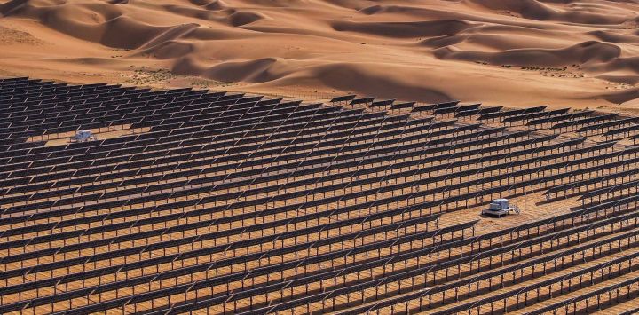 Vista aérea tomada con un dron de un proyecto fotovoltaico, en el Desierto de Kubuqi, en la región autónoma de Mongolia Interior, en el norte de China.