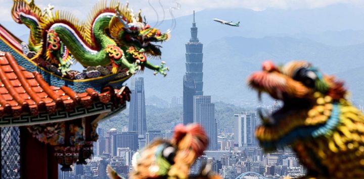 Vista del edificio Taipei 101 desde un templo local en Taipéi, Taiwán.