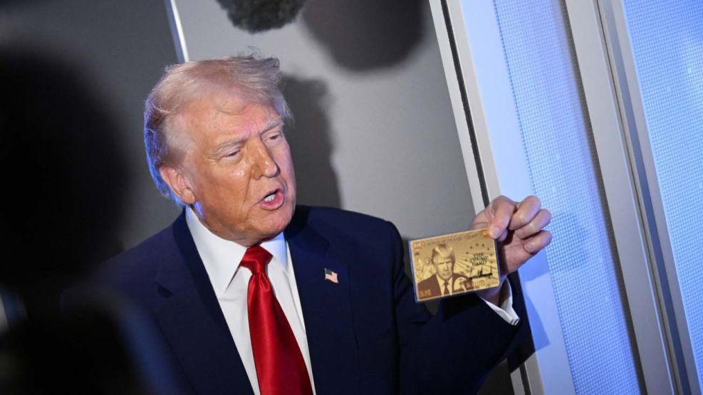 Donald Trump, muestra un modelo de su visa para millonarios20250612 