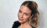 Con el tapado tendencia, Marcela Kloosterboer deslumbró al lucir un vestido lencero en un look invernal