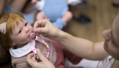 Los muñecos hiperrealistas de bebes son un controversial furor en Brasil. 