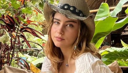 Con sombreros llamativos, prendas vintage y una actitud sin poses, la actriz se va consolidando como un nuevo ícono de estilo: relajada, versátil y 100 % personal.