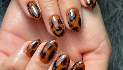 El carey tiene la mezcla perfecta de naturalidad y lujo, y las mejores expertas en nail art, lo han logrado plasmar en sus diseños para llevarlo a otro nivel. 