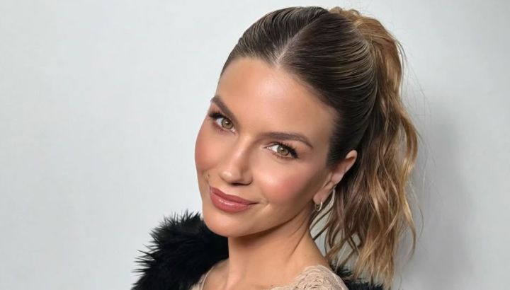 Con el tapado tendencia, Marcela Kloosterboer deslumbró al lucir un vestido lencero en un look invernal