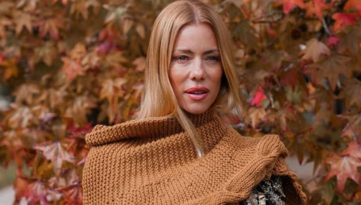 Nicole Neumann adopta el buzo que es tendencia para su look urbano
