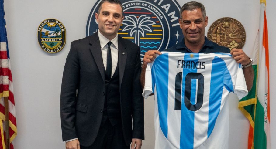 Leandro Petersen y alcalde del condado de Miami-Dade, Francis Suárez.