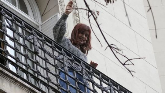 Cristina Kirchner salió al balcón el sábado 14 de junio para saludar a sus seguidores