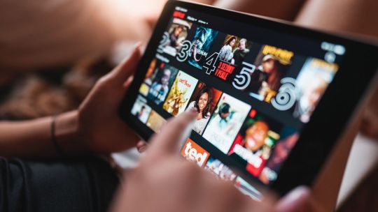 Netflix: la serie de suspenso argentina de sólo 6 capítulos que revive la década de los 90’ y es ideal para un día de lluvia