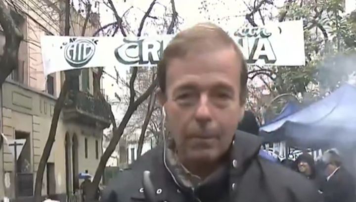 Un movilero de A24 fue atacado mientras cubría la vigilia en la casa de Cristina Kirchner: "Gorila"