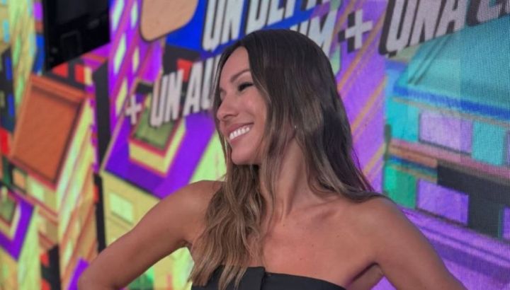 Pampita marca tendencia con jeans wide leg y un look urbano perfecto para mamás con estilo