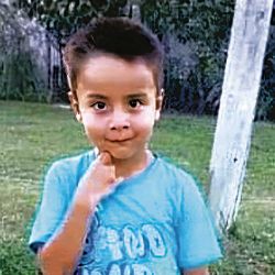 Un año sin Loan. La policía realizó rastrillajes por tierra y agua. El pueblo exige su aparición. | Foto:Cedoc