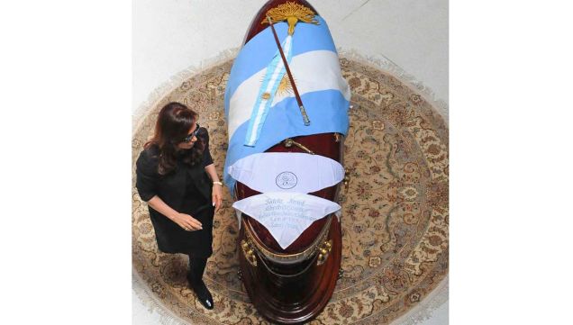 150625_cristina_fernandez_kirchner_nestor_feretro_cedoc_g