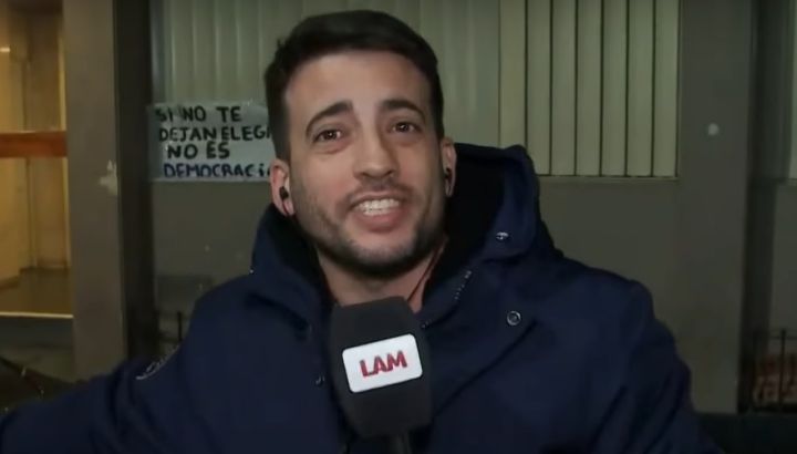 El insólito robo que sufrió Santiago Riva Roy mientras cubría para LAM la salida de Cristina Kirchner al balcón