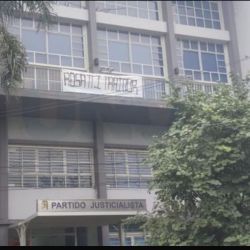 Bandera en la sede del PJ: Rosatti traidor | Foto:Gentileza Diario Uno