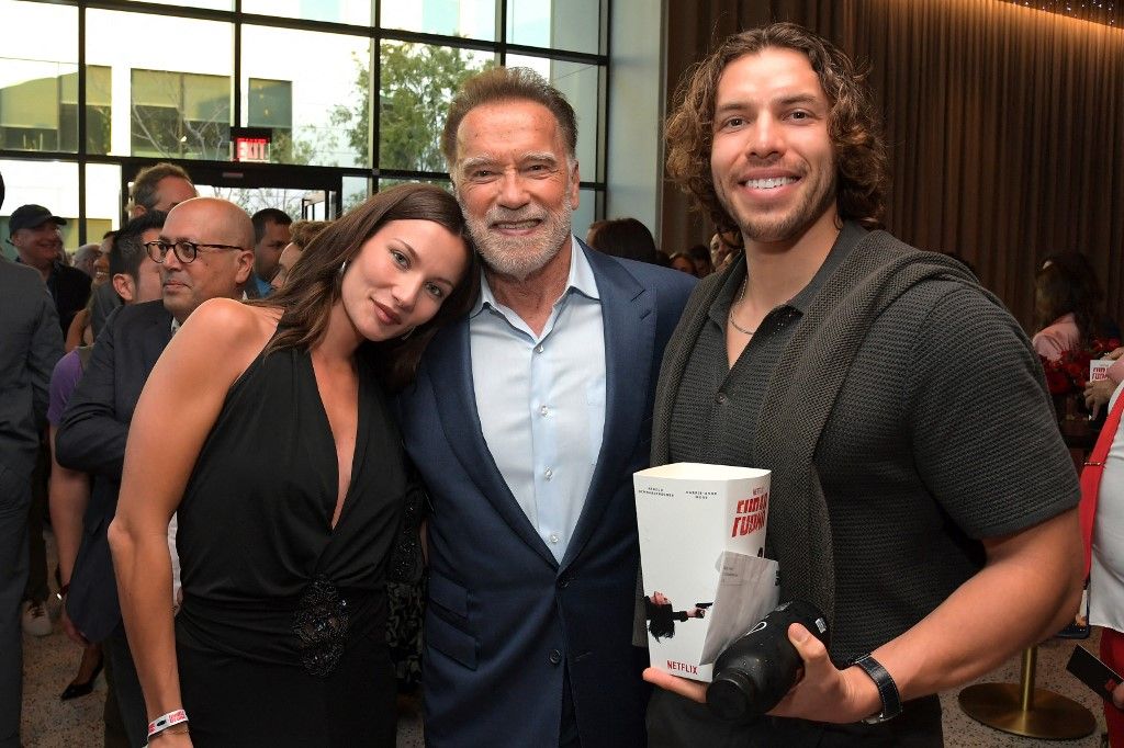 Arnold Schwarzenegger, su hijo Joseph Baena, y la novia de éste.