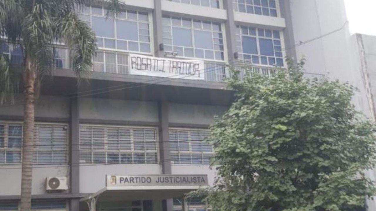Bandera en la sede del PJ: Rosatti traidor | Foto:Gentileza Diario Uno