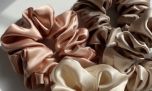 Fiebre por los scrunchies: la tendencia de los 70, 90 y 2000 que cuida el pelo con estilo