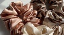 Fiebre por los scrunchies: la tendencia de los 70, 90 y 2000 que cuida el pelo con estilo