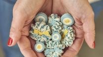 Cómo se reinventa la escarapela: diseño argentino, símbolos patrios y accesorios con sentido