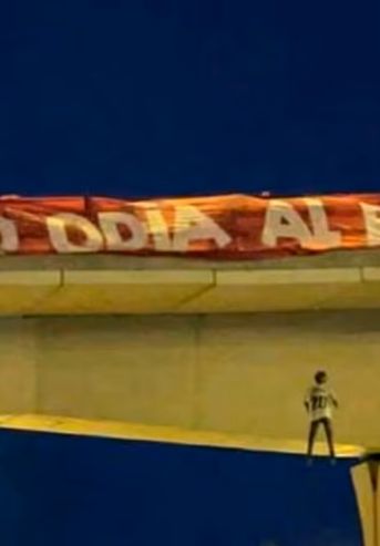 Muñeco de Vinicius colgado en España