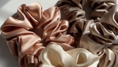 Los scrunchies son las gomitas de pelo gruesas, muchas veces elaboradas en satén, terciopelo y otro géneros suaves que además de cuidar el pelo, son un accesorio decorativo.