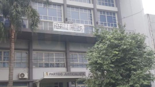 Bandera en la sede del PJ: Rosatti traidor