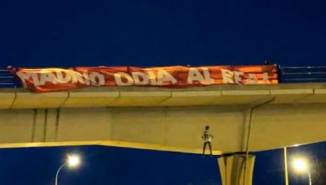Muñeco de Vinicius colgado en España