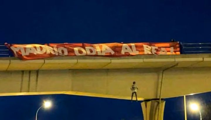 Muñeco de Vinicius colgado en España