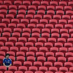 Dos aficionados del Chelsea se sientan en una tribuna vacía durante el partido del Grupo D de la Copa Mundial de Clubes de la FIFA 2025 entre el Chelsea de Inglaterra y el Los Angeles FC de EE. UU. en el estadio Mercedes-Benz de Atlanta. | Foto:Paul Ellis / AFP