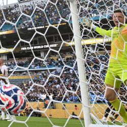 El arquero ucraniano del Benfica, Anatoliy Trubin, concede el segundo gol de Boca Juniors durante el partido del Grupo C de la Copa Mundial de Clubes de la FIFA 2025 entre Boca Juniors de Argentina y Benfica de Portugal en el estadio Hard Rock de Miami. | Foto:PATRICIA DE MELO MOREIRA / AFP