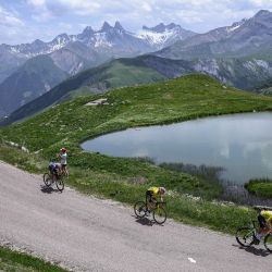 El danés Jonas Vingegaard, del Team Visma - Lease a Bike, y el esloveno Tadej Poga, del UAE Team Emirates XRG, con el maillot amarillo de líder de la general, pedalean cerca del Col de la Croix de Fer durante la séptima etapa de la 77.ª edición del Critérium du Dauphine, de 131,6 km entre Grand-Aigueblanche y Valmeinier. | Foto:ANNE-CHRISTINE POUJOULAT / AFP