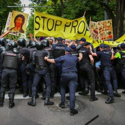 La policía moldava y los gendarmes de los Carabineros repelieron a manifestantes que protestaban contra los derechos LGBTQ+ durante el desfile del Orgullo en Chisináu. | Foto:ELENA COVALENCO / AFP