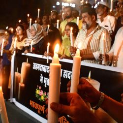 Personas sostienen velas encendidas mientras se lamentan por las víctimas del accidente aéreo de Air India, en la ciudad de Bhopal, capital del estado de Madhya Pradesh, India. Según los últimos informes de los medios de comunicación, un total de 265 cadáveres fueron trasladados a un hospital del Gobierno local en la ciudad de Ahmedabad, donde ocurrió el accidente aéreo. Entre los fallecidos había 241 personas a bordo del avión Boeing accidentado, mientras que el resto de las víctimas se produjeron en tierra. | Foto:Xinhua