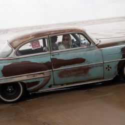 Un piloto espera para participar en la carrera de playa "Race the Waves" a lo largo de un recorrido de 200 yardas en Bridlington South Beach, en Yorkshire, norte de Inglaterra. | Foto:OLI SCARFF / AFP