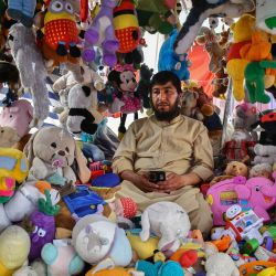 Un vendedor de juguetes afgano espera a los clientes en un mercado de Mazar-i-Sharif. | Foto:Atif Aryan / AFP