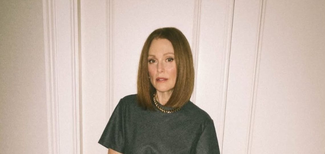 El look para mayores de 60 con remera que Julianne Moore llevó a otro nivel